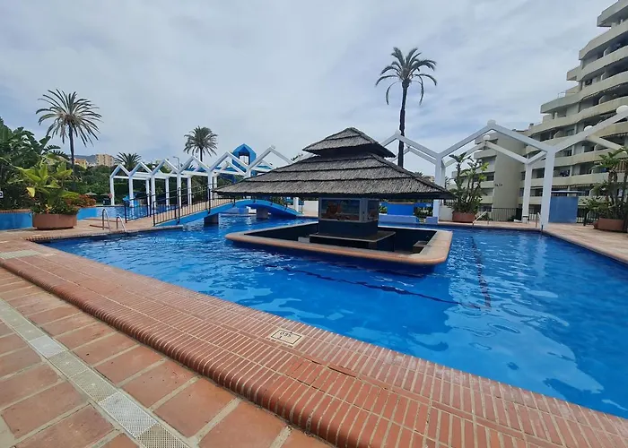 Precioso Apartamento Con Piscinas Y Vistas Al Mar.